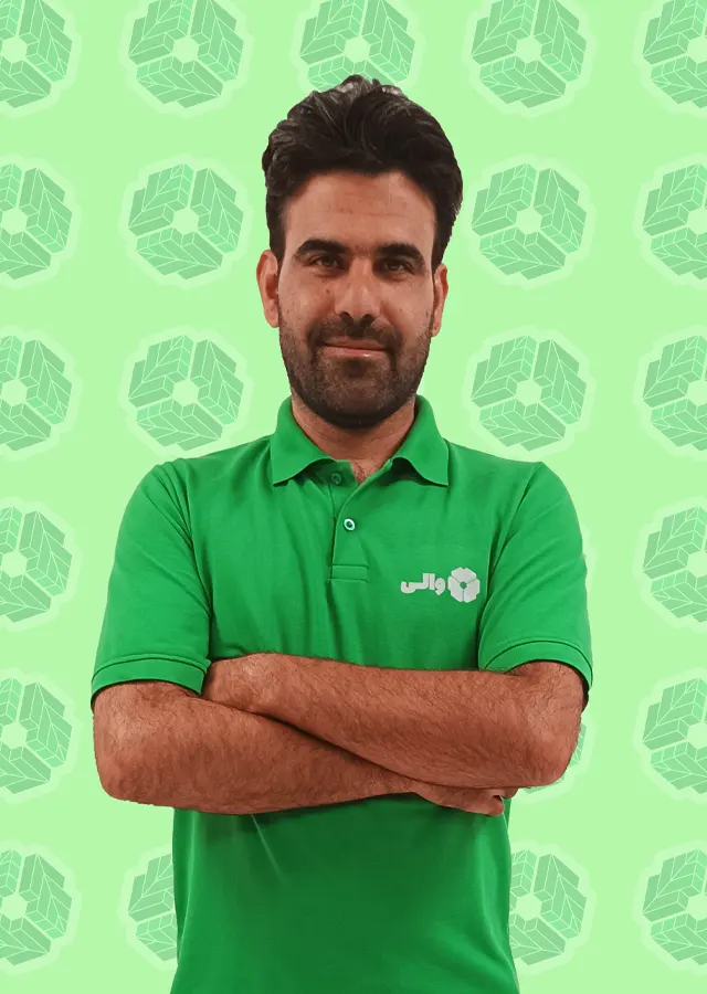 دکتر غیاثی، دکترای اقتصاد از دانشگاه فردوسی - رئیس هیئت مدیره شرکت والی